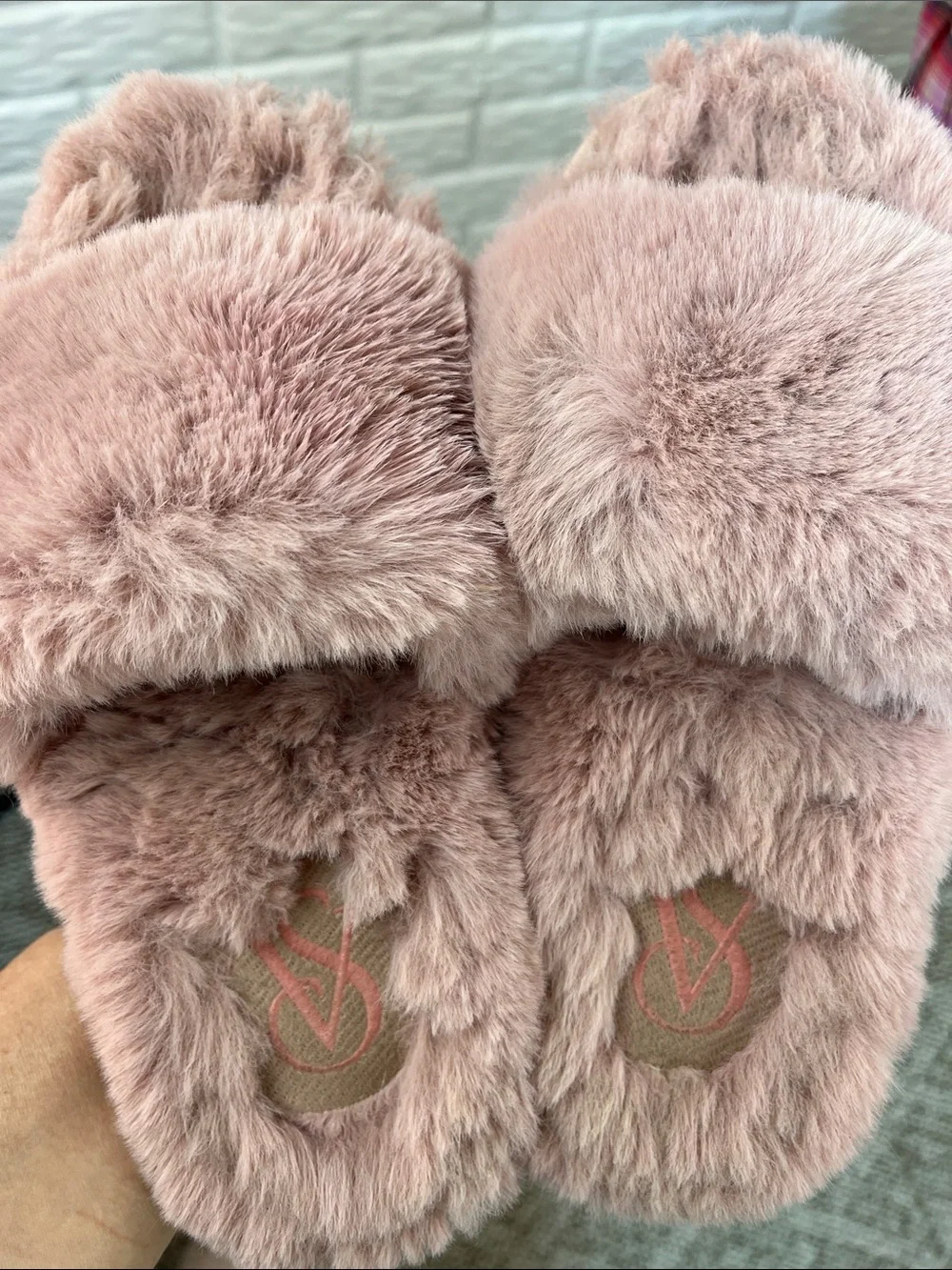 VICTORIA’S SECRET BUNDLE PLAID LONG SLEEP SHIRT SZ XL AND FUZZY SLIPPERS SZ MD